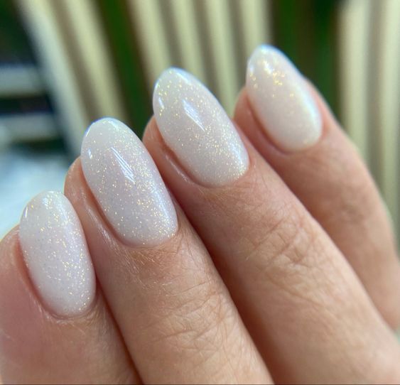 Chic Iridescent Almond-Shaped Nails: A Versatile Blend of Elegance and Glamour