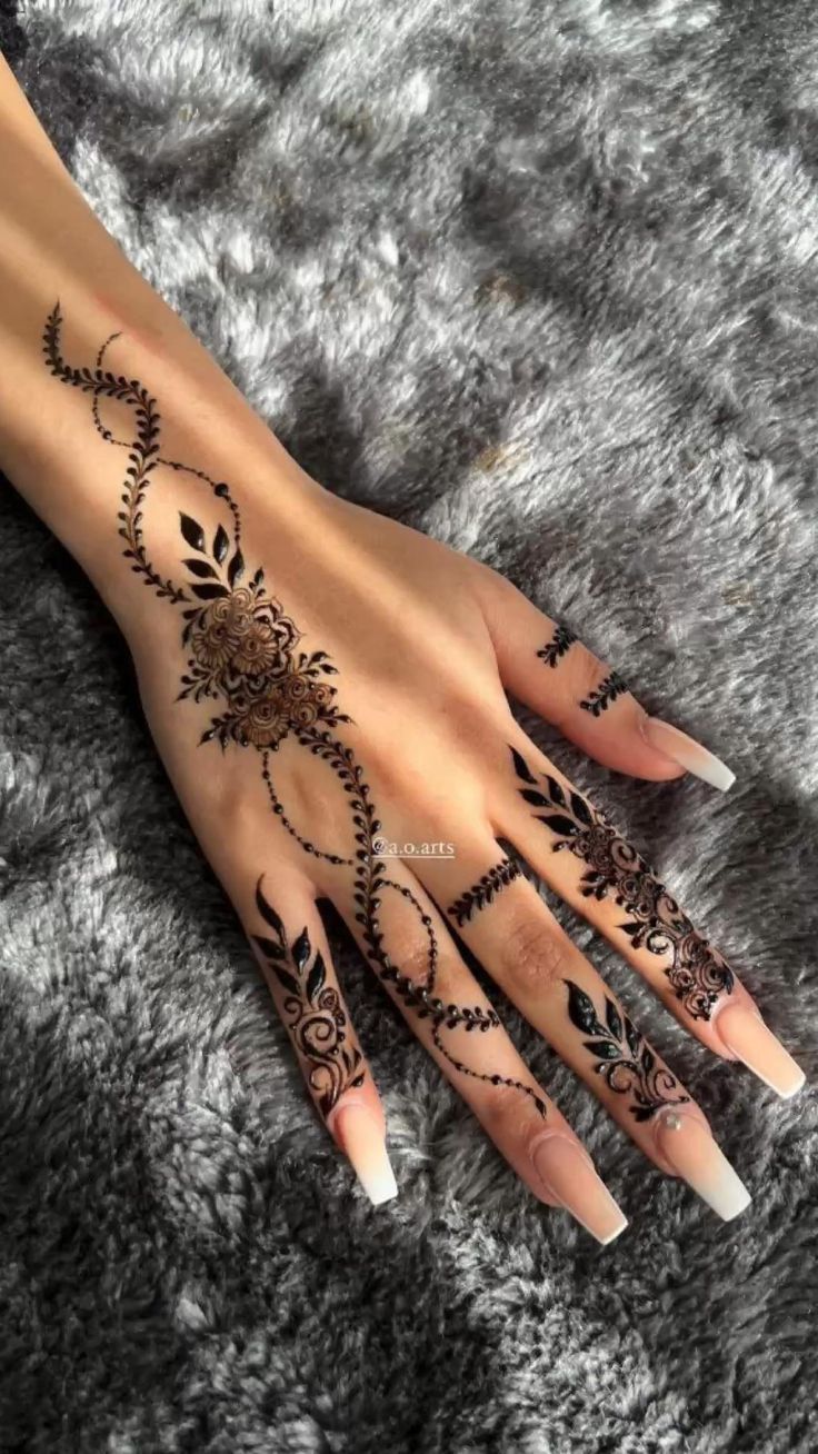 Elegant Floral Henna Design with Striking Black and Nude Nail Contrast.