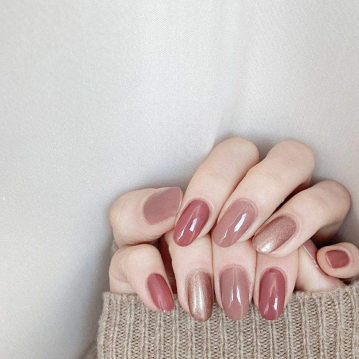 Sophisticated Nail Art: Elegant Warm Pink and Shimmering Gold Design