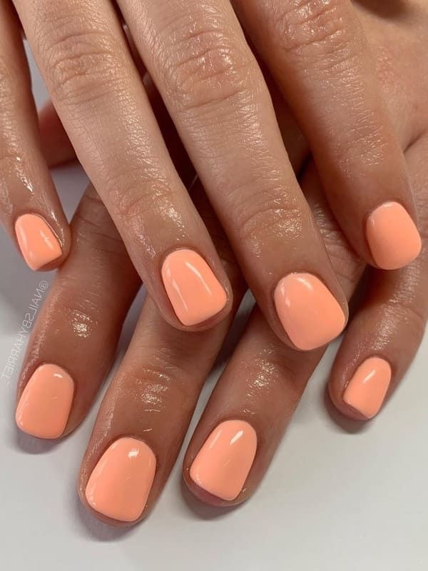 Vibrant Soft Peach Nail Polish: Perfect for Everyday Elegance and Special Occasions