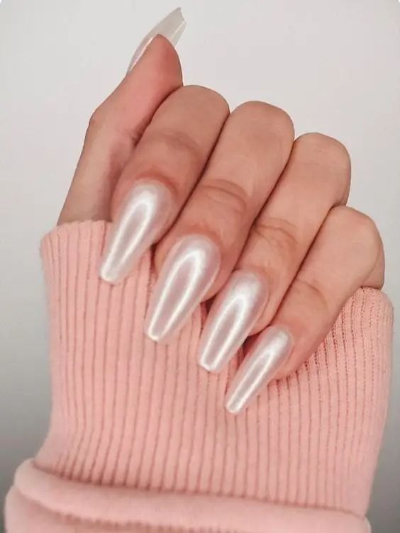 Elegant Almond-Shaped Nails with Pearl Finish: A Chic and Cozy Look for Any Occasion