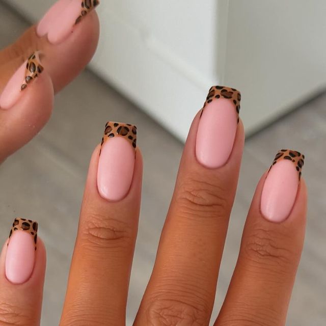 Chic Leopard Print Tips on Soft Pink Base: A Trendy Nail Art for Fashion-Forward Styles.