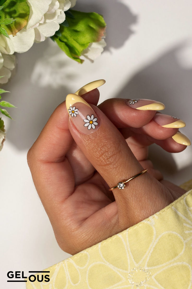 Charming Pale Yellow Daisy Nail Design for a Playful Spring Look