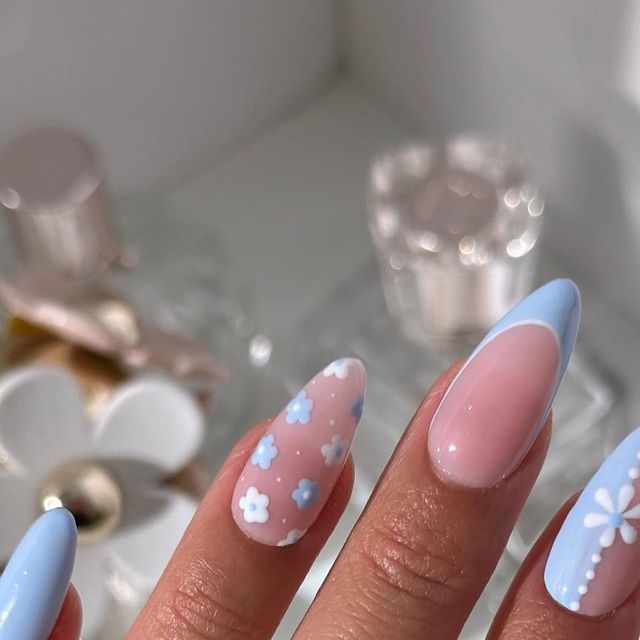 Charming Pastel Nail Design with Floral Accents for a Fresh Spring/Summer Look