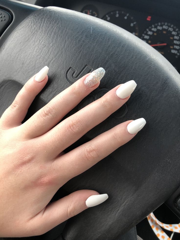 Chic Almond-Shaped White Nails with Glamorous Silver Accent for Any Occasion.