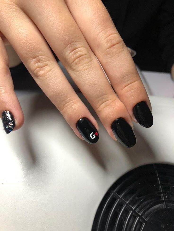 Chic Black Nail Design with Glossy Finish and Glittery Accent featuring Minimalist Letter Motif.