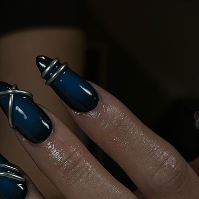 Chic Gradient Blue Nails with Metallic Wire Accents for a Bold Statement.