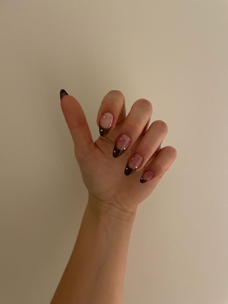 Elegant Chic Nail Design: Soft Pink and Deep Brown Gradient with Modern Accents.