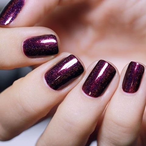 Captivating Deep Purple Holographic Nails: A Glamorous Touch for Any Occasion.