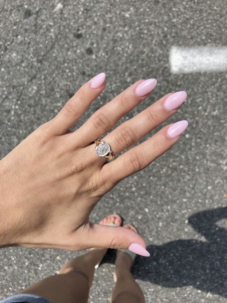 Chic Pink Almond-Shaped Nails: A Subtle Touch of Sophistication and Feminine Elegance.