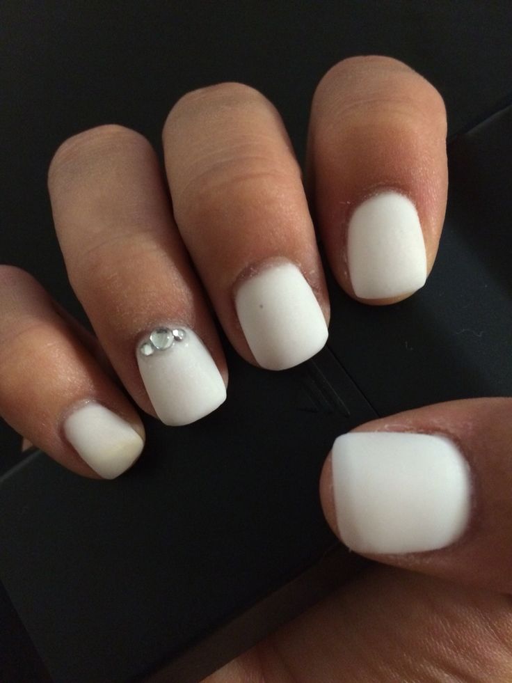 Elegant White Nail Design: Matte Finish with Sparkling Rhinestone Accent