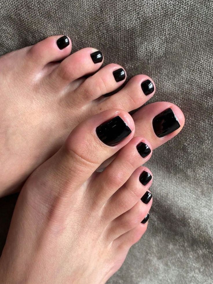 Chic and Sophisticated Black Pedicure with Glossy Finish