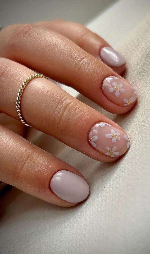 Elegant Floral Nail Design in Soft Pink and White with Minimalist Daisies.