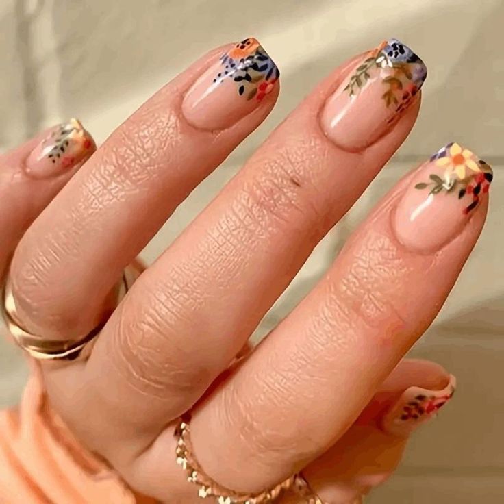 Chic Floral Nail Design: Pastel Elegance with Springtime Freshness.