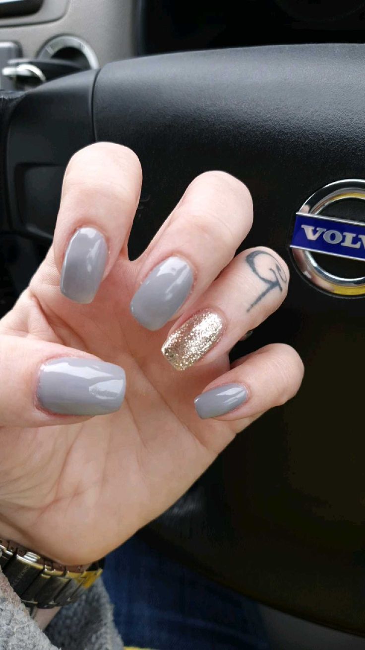 Sophisticated Glamour: Elegant Gray Nails with Sparkling Gold Accents