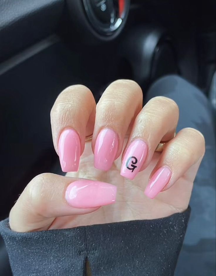 Chic Gradient Pink Manicure with Glossy Finish and Minimalist Accent