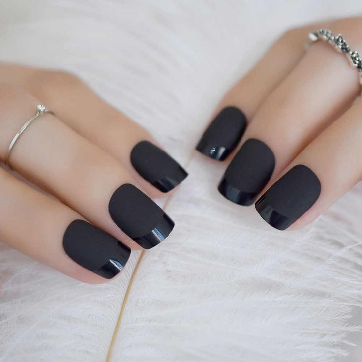 Chic Black Matte Nails with Glossy Tips: A Sophisticated Choice for Any Occasion.