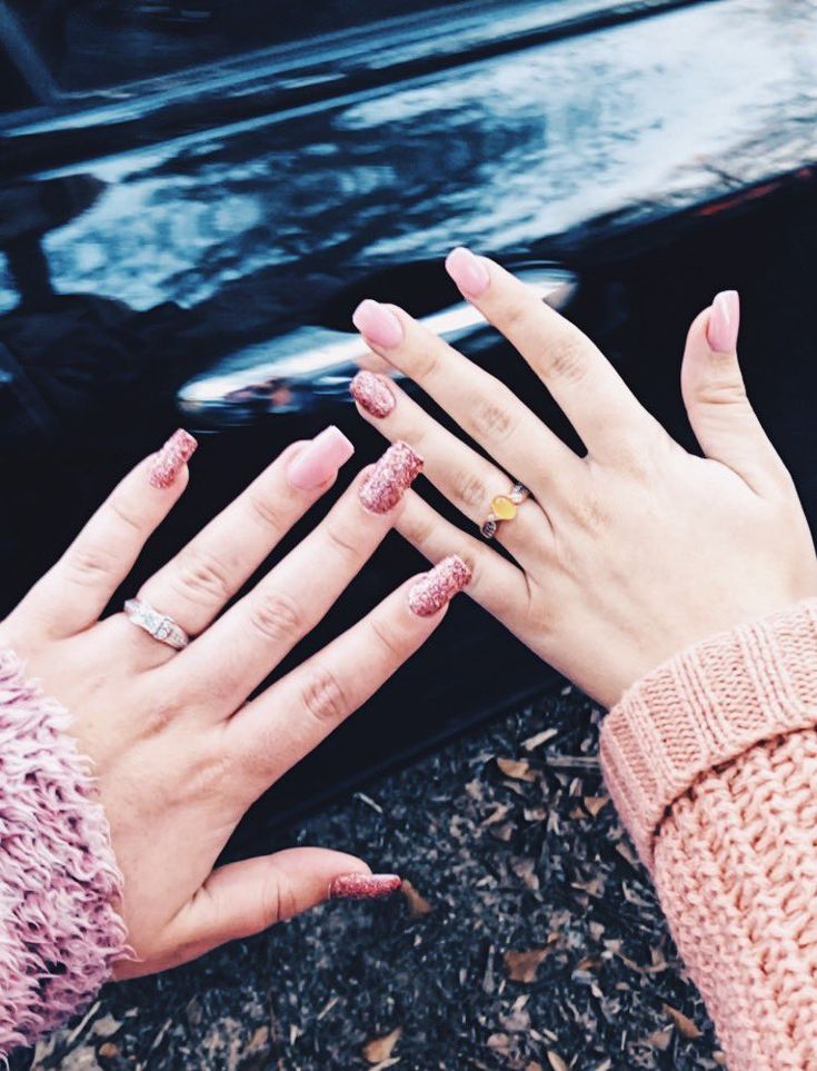 Chic Nail Art: Shimmering Glitter Meets Soft Pastels for Every Occasion