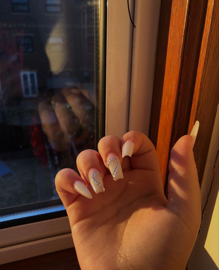 Chic Almond-Shaped White Nails with Glamorous Rhinestone Accents.