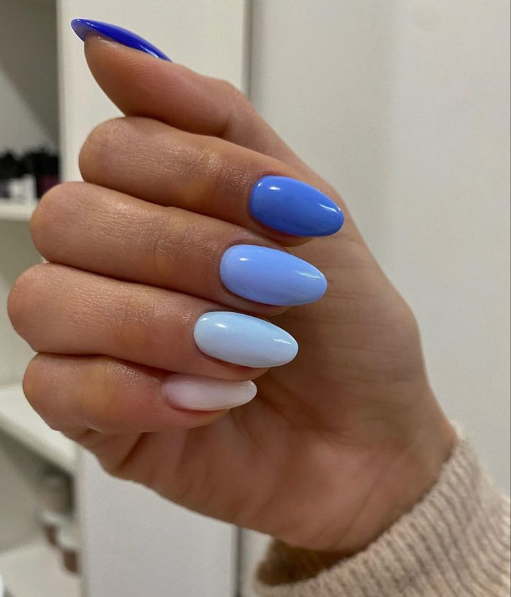 Elegant Ombre Blue Nail Design: A Versatile Gradient for Any Occasion.