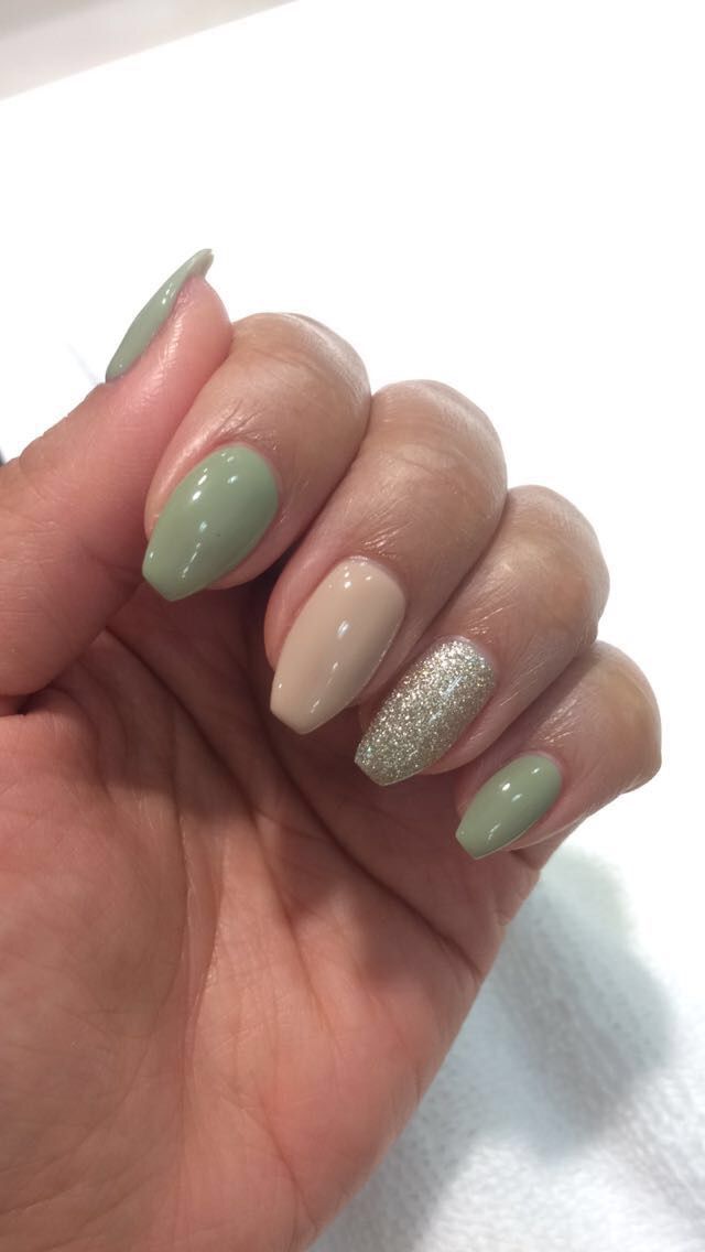 Elegant Nail Design Blending Muted Colors and Sparkle for Any Occasion.