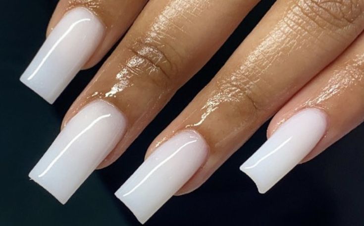 Chic Ombre Nails: Soft Gradient for a Polished Look.