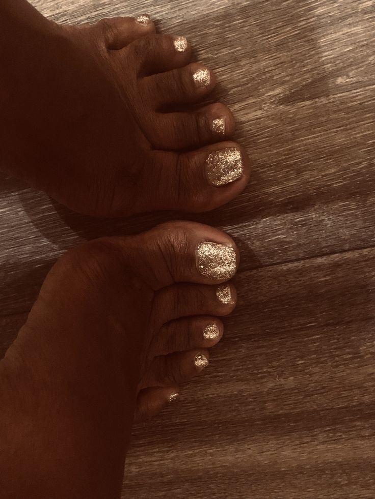 Glamorous Glittery Gold Pedicure Enhances Elegance and Eye-Catching Appeal.