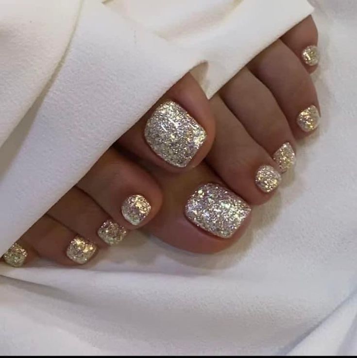 Chic Glistening Gold Glitter Toenail Design for Elegant Occasions.