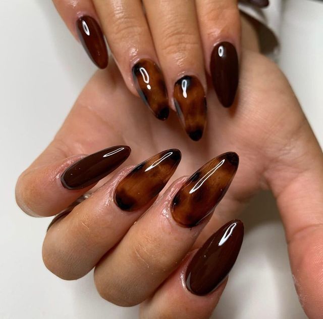 Sophisticated Almond-Shaped Nails in Tortoiseshell-Inspired Deep Brown and Amber Hues