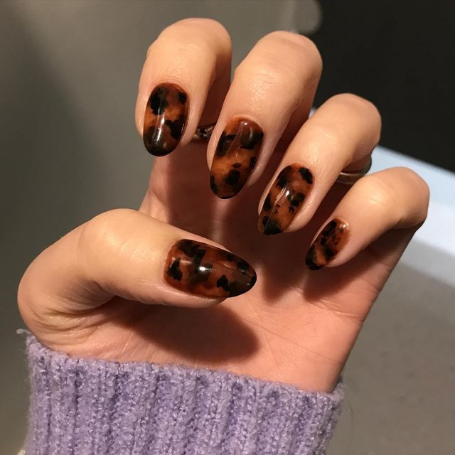 Chic Tortoiseshell Nail Design: A Stylish Blend of Warm Browns and Deep Blacks