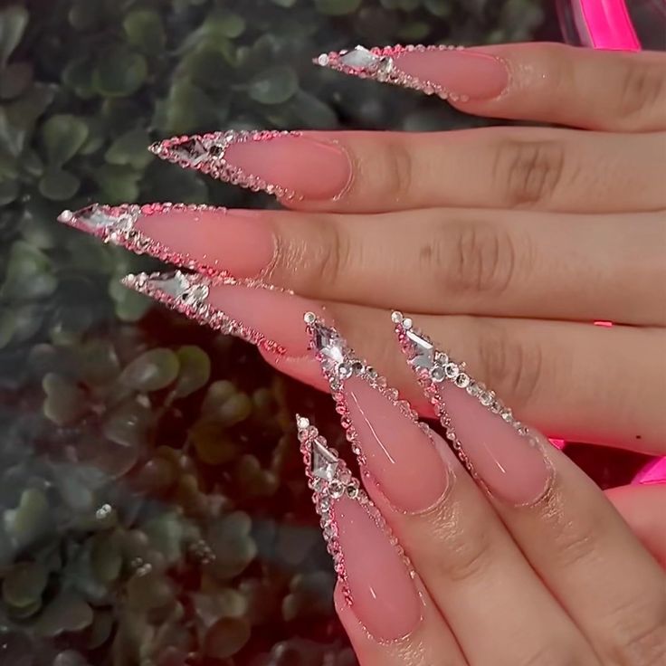 Glamorous Stiletto Nails: Sparkling Rhinestones and Gradient Pink Elegance.