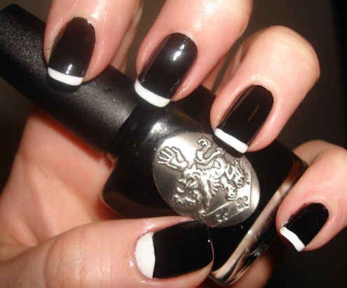 Chic Black and White Angular Nail Design: Modern Minimalism Meets Sophisticated Edginess.