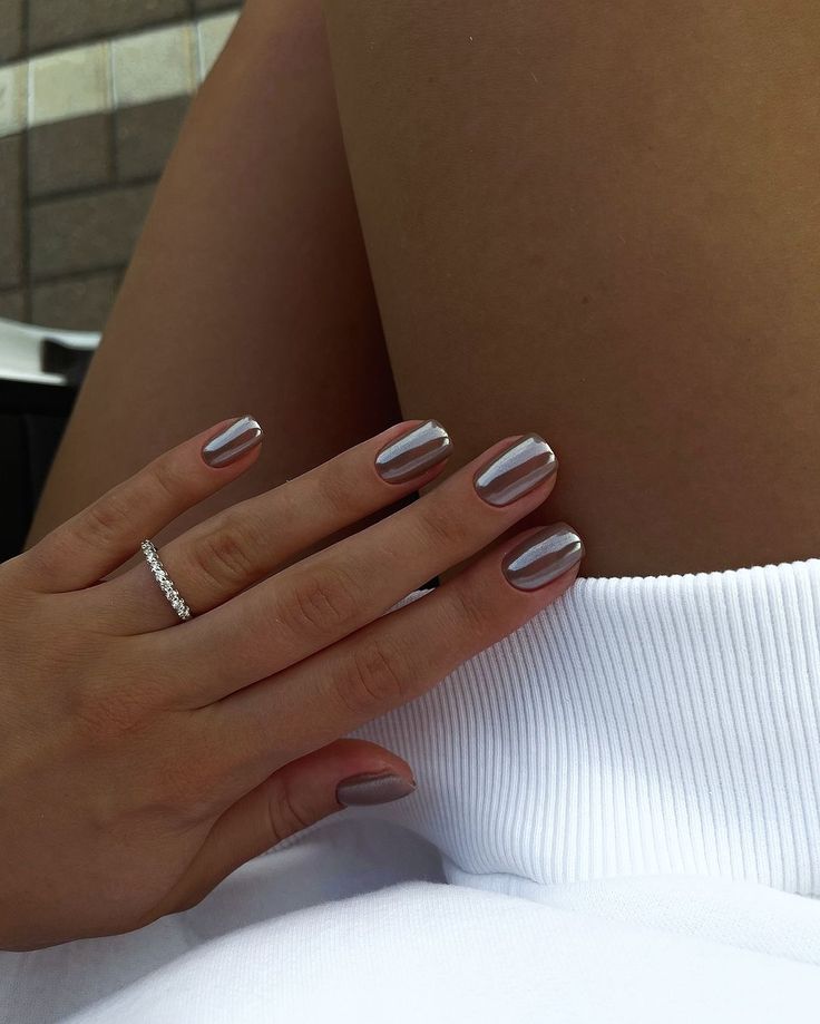 Chic Metallic Silver Striped Nail Design for a Stylish Minimalist Look.