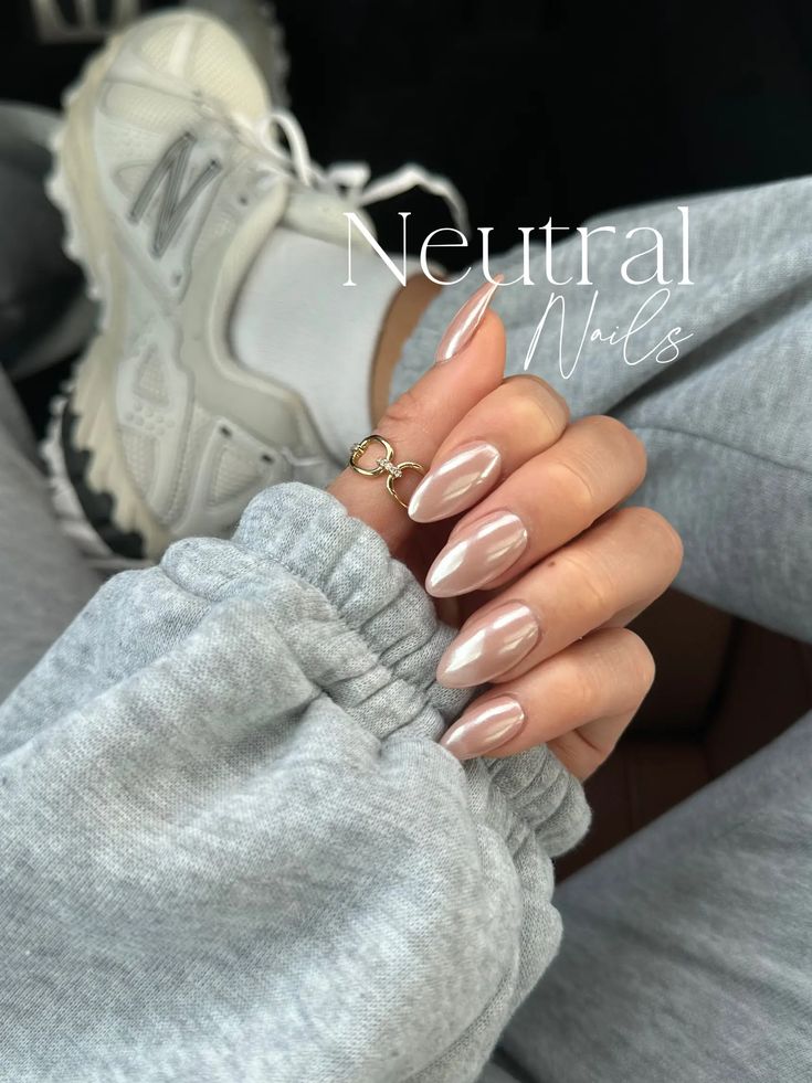 Sophisticated Glossy Almond Nails: Perfect for Everyday Casual Wear