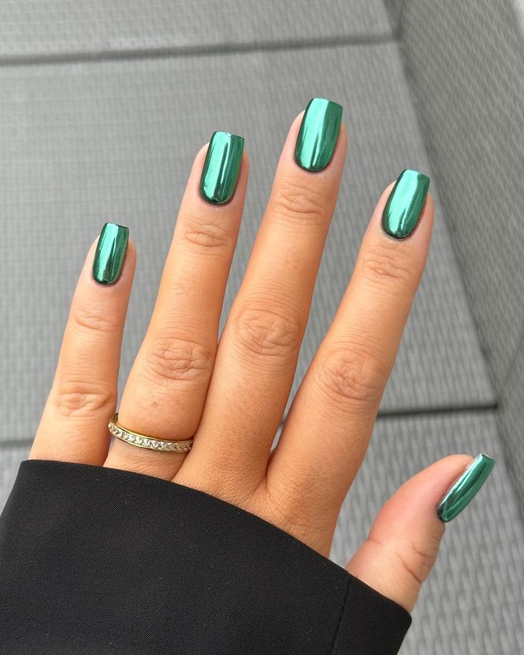 Bold Shiny Emerald Green Nails: A Glamorous Statement for Any Outfit.