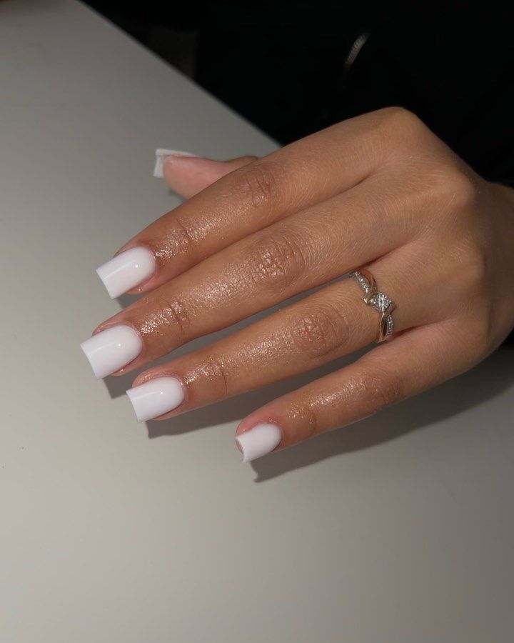 Sophisticated White Manicure: A Modern Blend of Elegance and Versatility