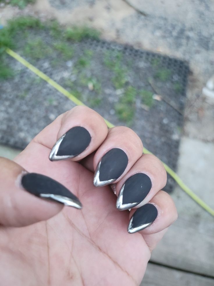 Elegant Pointed Matte Black Nails with Metallic Silver Accents for a Bold Statement.