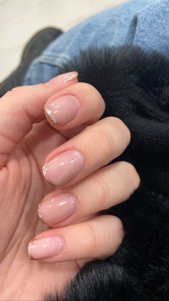 Sophisticated Gold-Tipped French Manicure: A Glamorous Twist on Classic Elegance.