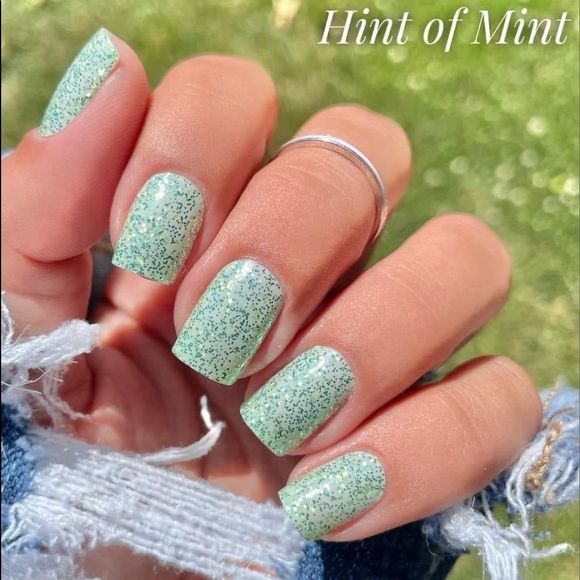 Elegant Mint Green Speckled Nails Enhanced with Silver Accents for Versatile Style