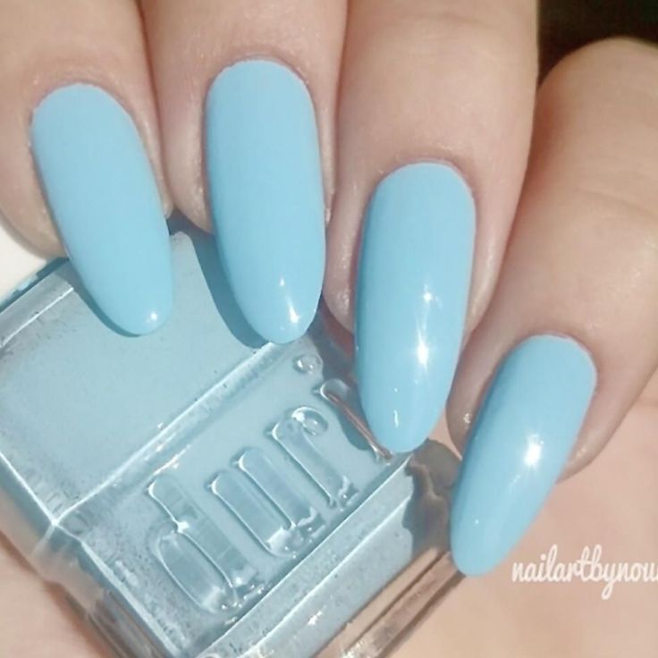 Elegant Almond-Shaped Blue Nail Design for a Fresh, Stylish Look.