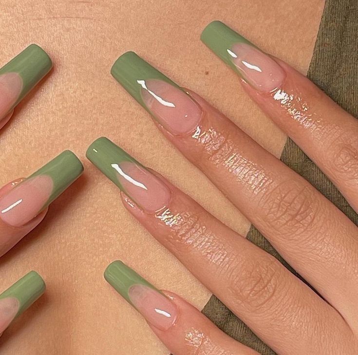 Chic Nail Design: A Trendy Blend of Pastel Colors and Artistic Curves