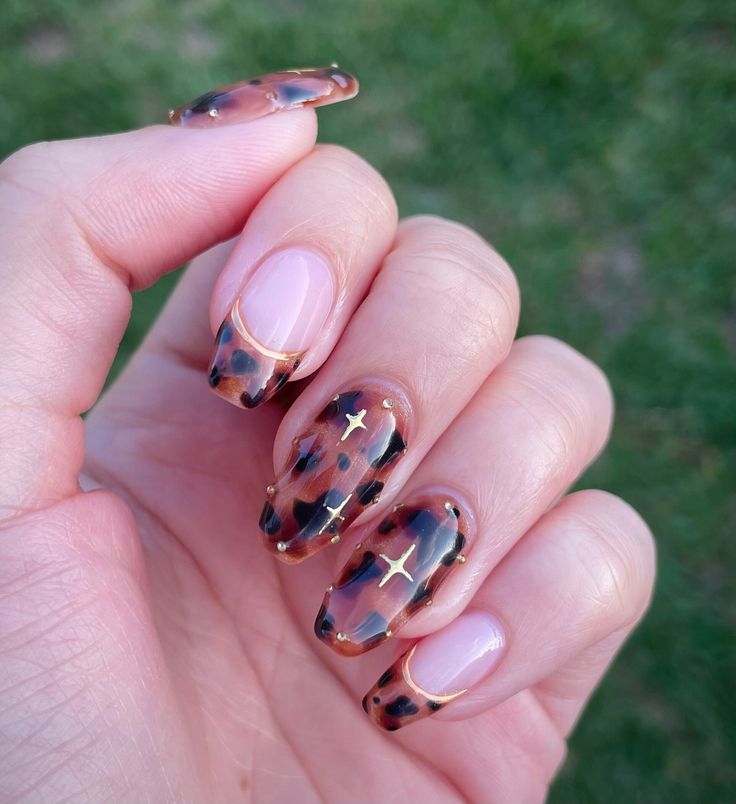 Elegant Tortoiseshell Nail Design with Golden Accents for a Chic Statement.