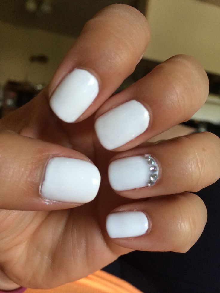 Elegant White Nail Design with Rhinestone Accent for Versatile Style.