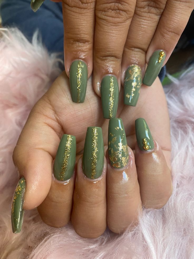 Chic Green Nails with Gold Accents: A Glamorous Artistic Statement.