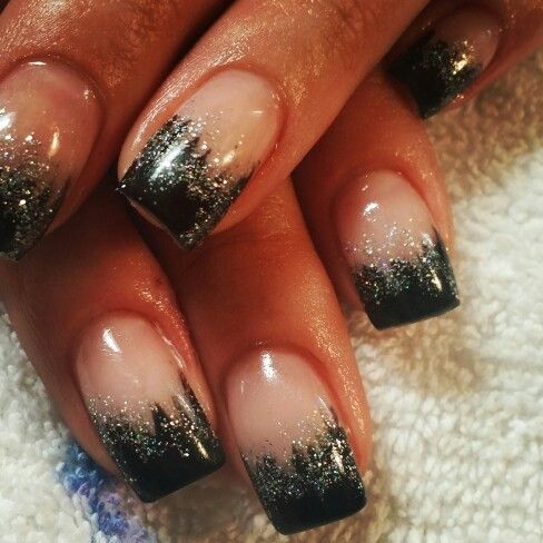 Sophisticated Ombre Nails: A Glamorous Gradient from Soft Nude to Deep Black with Sparkling Glitter.