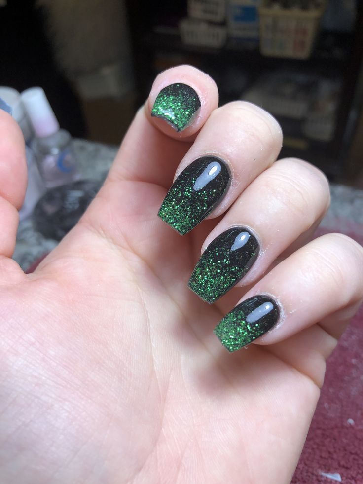 Dramatic Black and Green Glitter Ombre Nail Design: A Glamorous Sophistication.