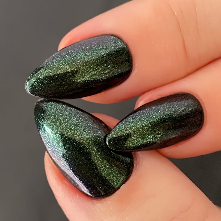 Elegant Striking Emerald Green Nails with Holographic Finish and Chic Shapes.