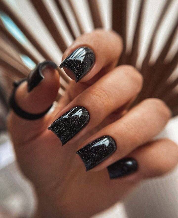 Edgy Glossy Black Nails with Pointed Tips and Glamorous Finish Showcase Confidence and Sophistication.