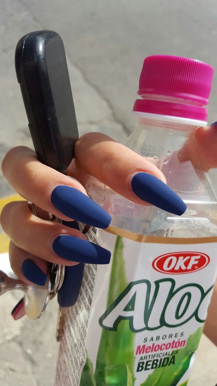 Chic Matte Navy Blue Nails: Elegant Contrast and Sophisticated Simplicity.