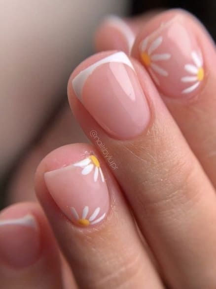 Elegant Floral Nail Design with Daisies and French Tips